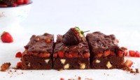 Suşehri Usulü Tatlı Çikolatalı Çilekli Brownie Tarifi
