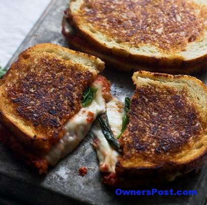 mozarella-ve-domates-soslu-tost-tarifi