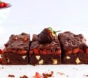 Suşehri Usulü Tatlı Çikolatalı Çilekli Brownie Tarifi