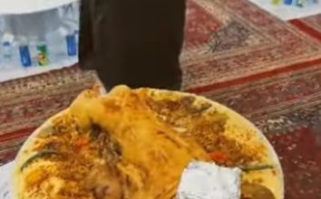 Viransehirde pirinç pilavı üstünde Kuzu Kebap, Fırında Kuzu Kebap lezzeti yemekpost.com afiyet olsun