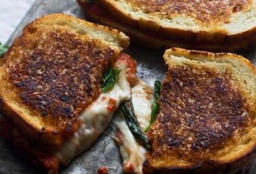 Mozarella Ve Domates Soslu Tost Tarifi