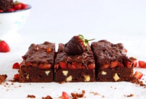 Suşehri Usulü Tatlı Çikolatalı Çilekli Brownie Tarifi